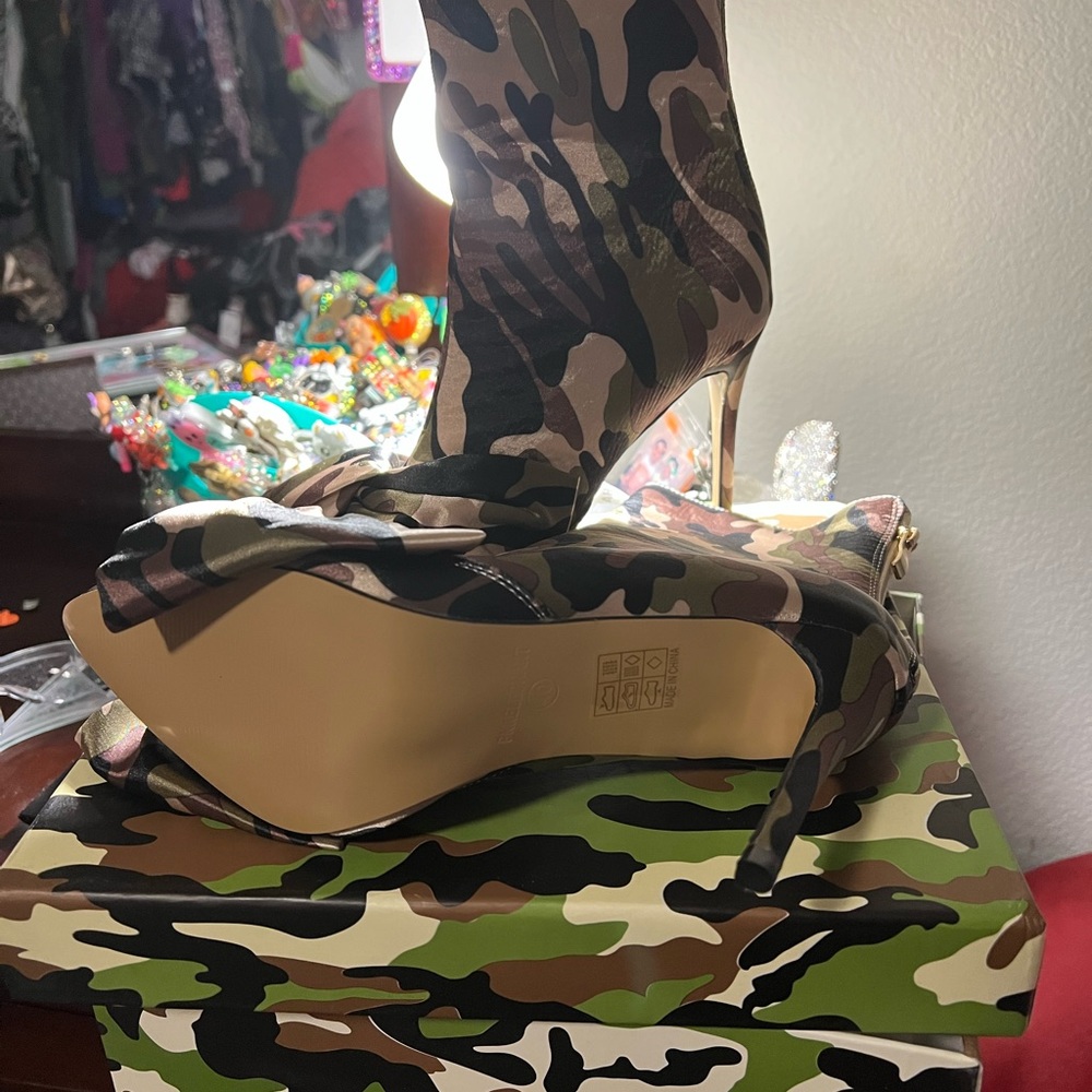 Camouflage heeled booties with bow. NEW in box!!! Size 40 and never worn - Picture 4 of 4